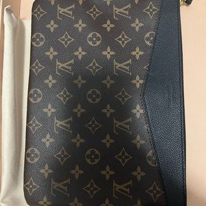 Louis Vuitton Daily Pouch. New